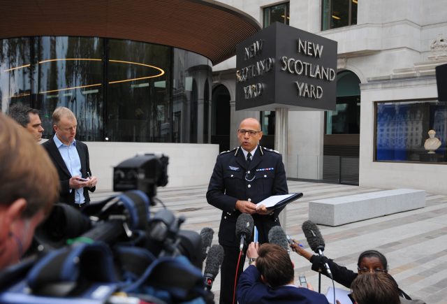British Police Shoot Woman, Arrest 4 in Counter-Terror Operation British Police Shoot Woman, Arrest 4 in Counter-Terror Operation