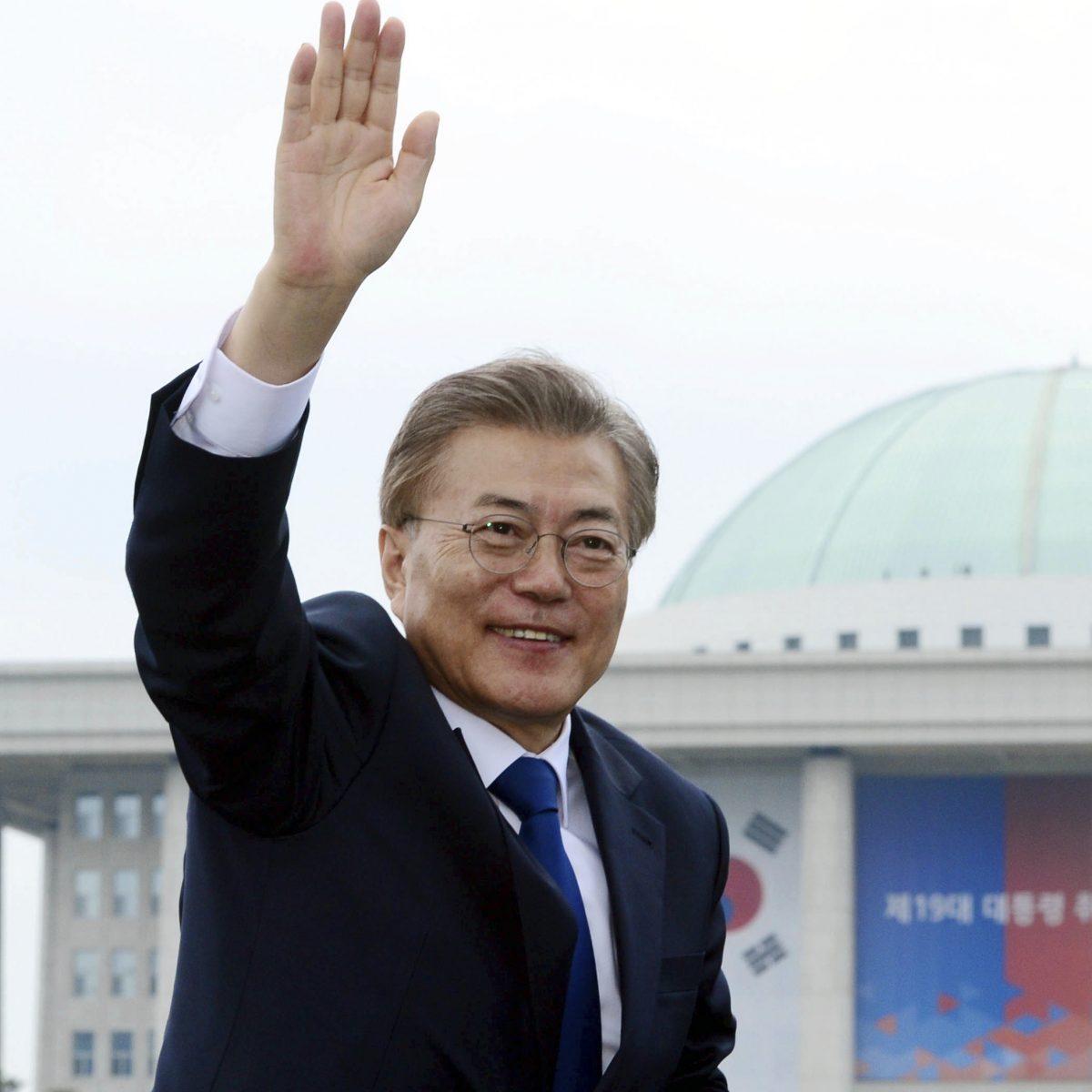 New South Korea president says he is willing to visit Pyongyang