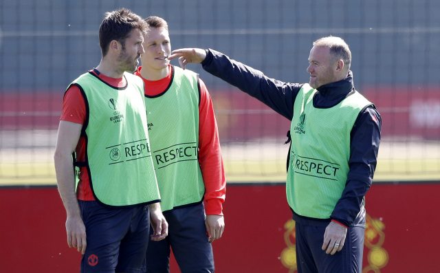 Michael Carrick (left) and Wayne Rooney 