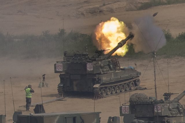 South Korean tanks fire near the border with North Korea. (Lim Byung-shick/AP)