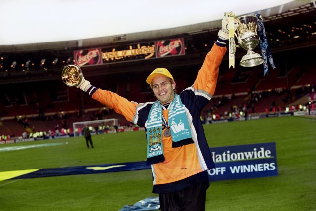 Manchester City goalkeeper Nicky Weaver celebrates with the Division Two play off trophy (David Rawcliffe/EMPICS)