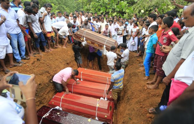 Sri Lankan villagers prepare to bury victims of a mudslideat a cemetery in Bellana village, in Kalutara district