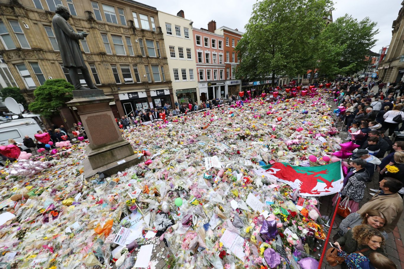 Manchester attack mourners and well-wishers flock to unofficial ...