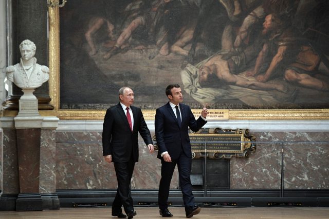 French President Emmanuel Macron (right) and Russian counterpart Vladimir Putin 