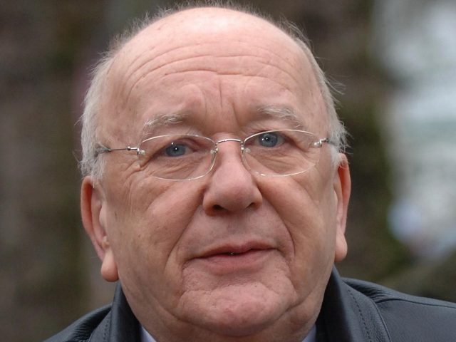 Corrie S Julie Goodyear Devastated As Co Star Roy Barraclough Dies Aged 81 Bradford Telegraph And Argus