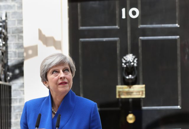 Business confidence plummets as political crisis grips Britain