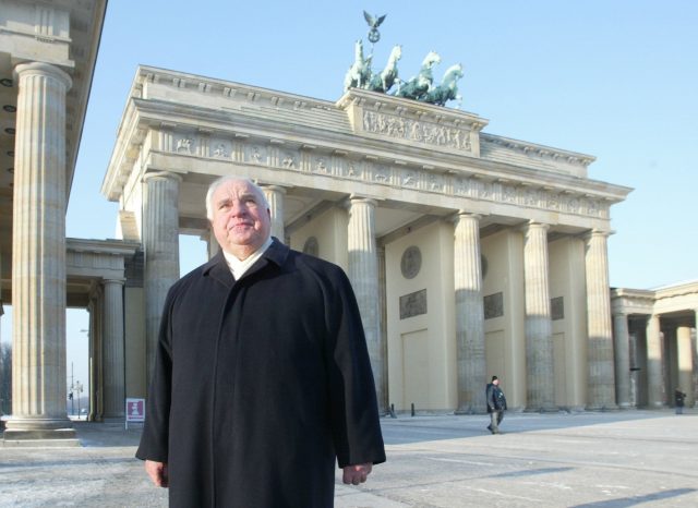 Helmut Kohl passing the Brandenburg Gate