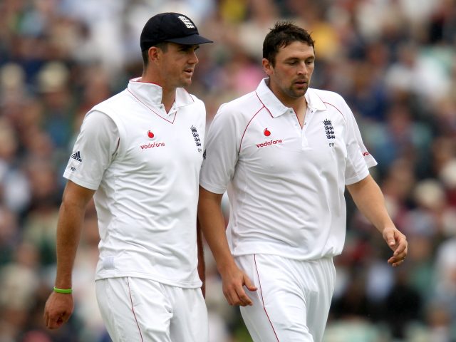 England's Kevin Pietersen (l) and Steve Harmison discuss tactics