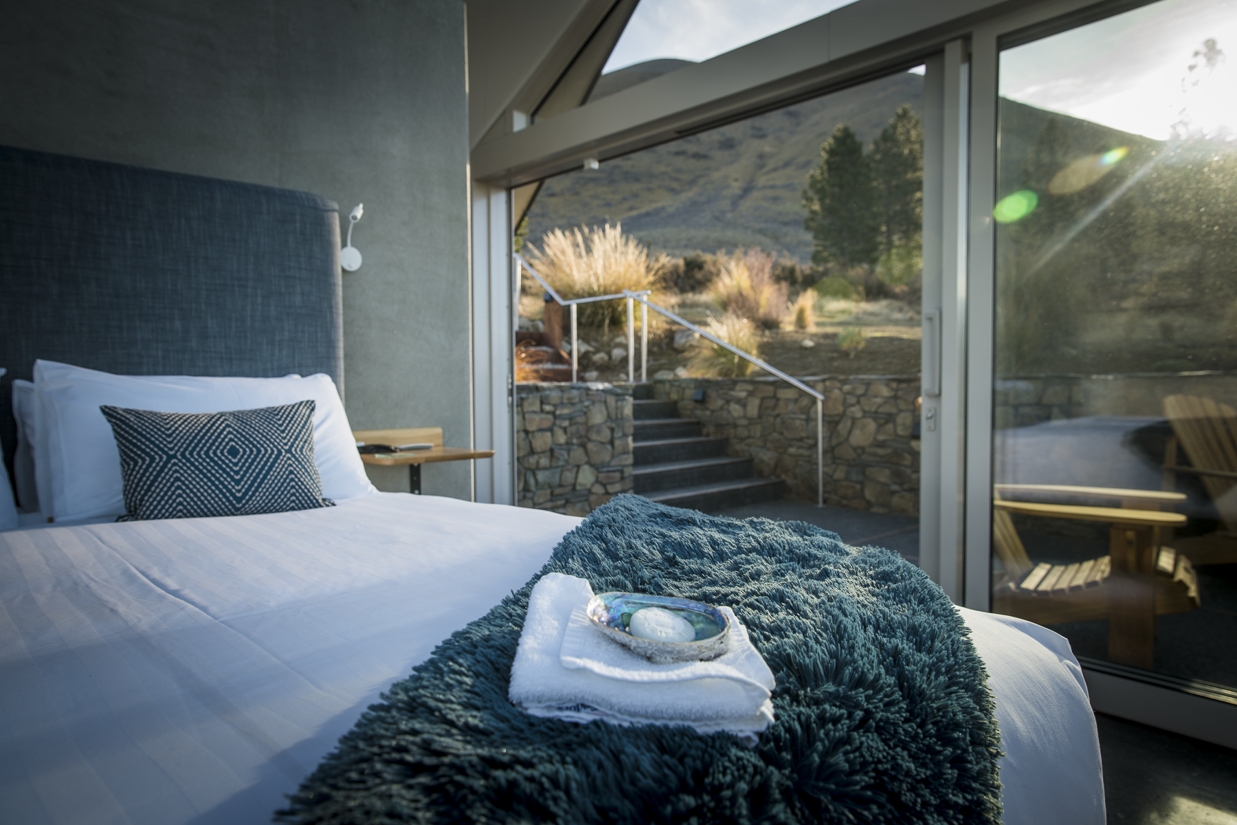 7 reasons why you need to see shooting stars from a glass bedroom in