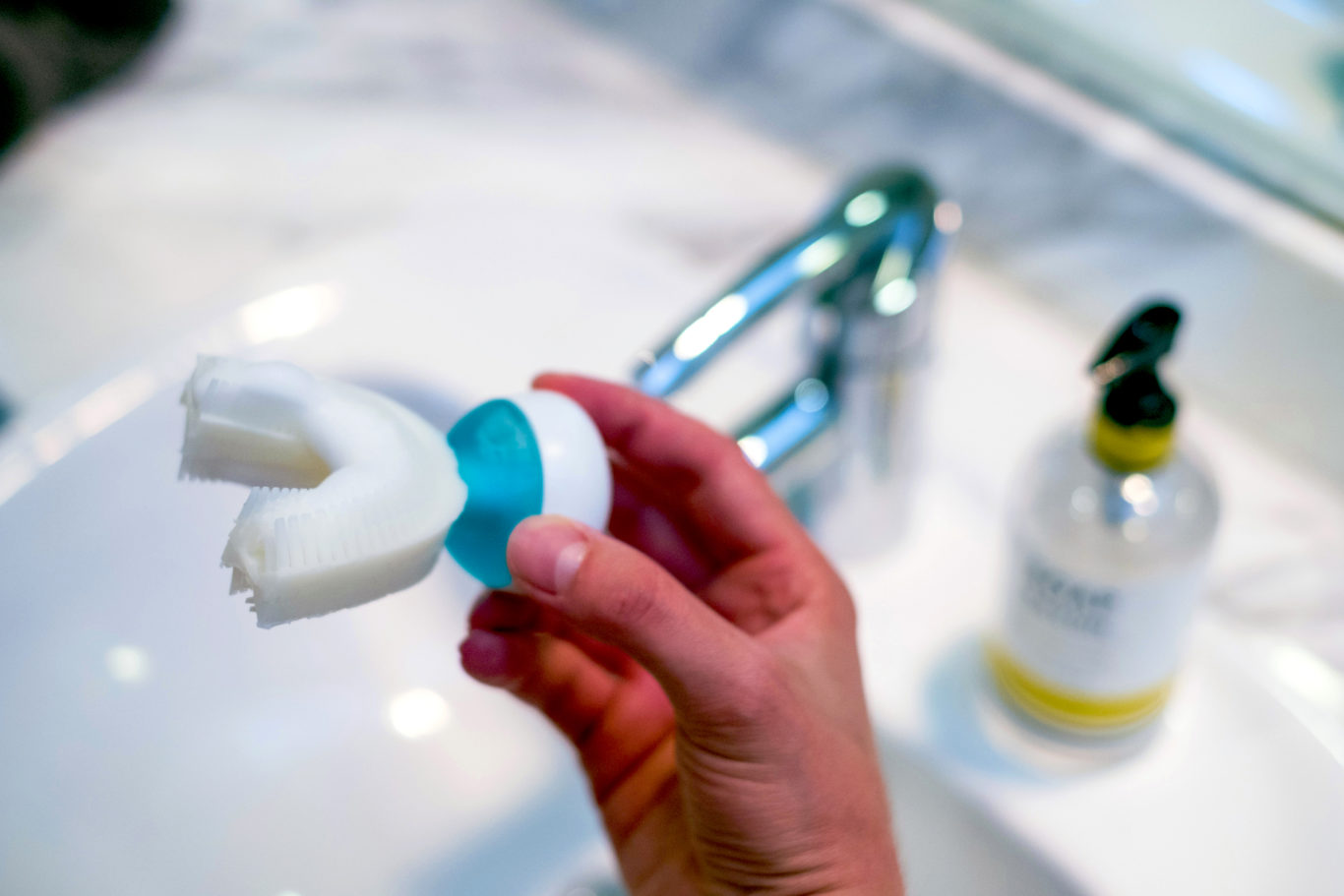 Amabrus The automatic toothbrush that cleans your teeth in 10 seconds BT