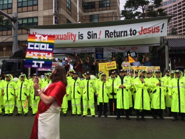 Jesus turns to the crowd