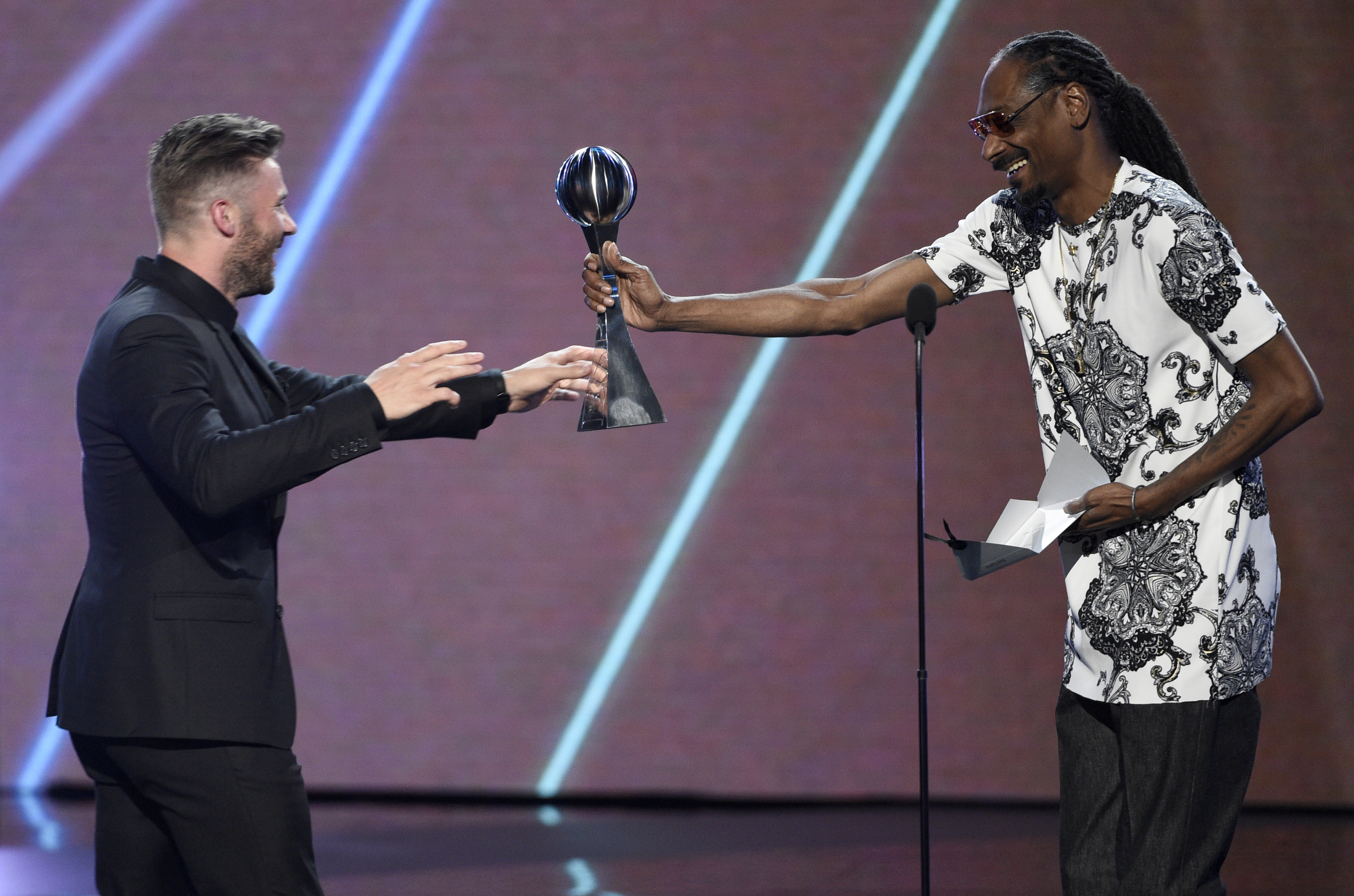 Snoop Dogg, right, presents NFL football player Julian Edelman, of the New England Patriots, the award for best game for the Patriots Vs. Falcons at Super Bowl LI at the ESPYS at the Microsoft Theater on Wednesday, July 12, 2017, in Los Angeles. (Photo by Chris Pizzello/Invision/AP)