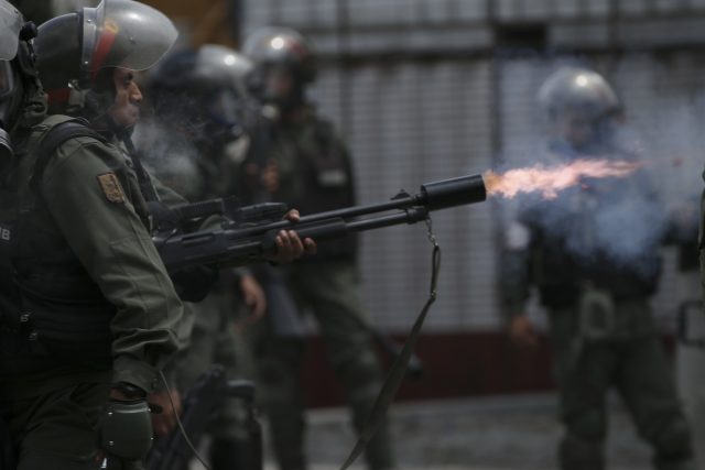 Tear gas fired in Caracas