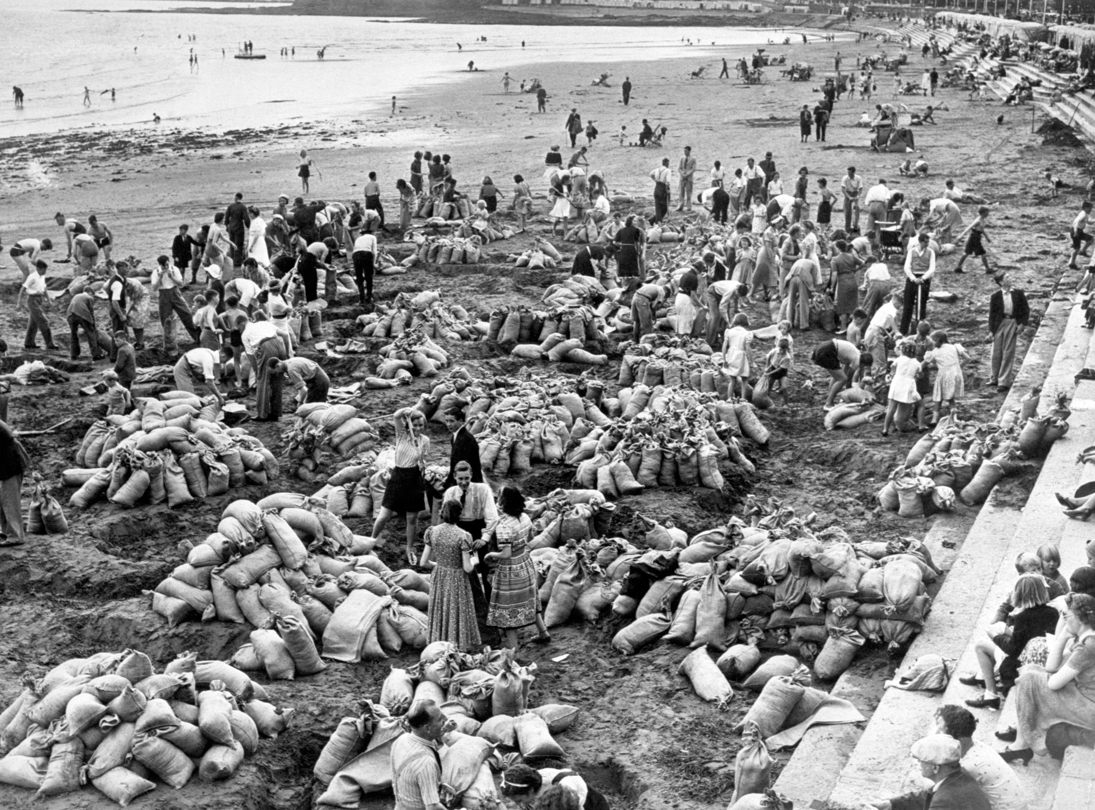 Wartime holidaymakers help the ARP 