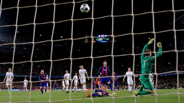 Sergio Roberto seals an amazing comeback for Barcelona sweeping home Neymar's cross