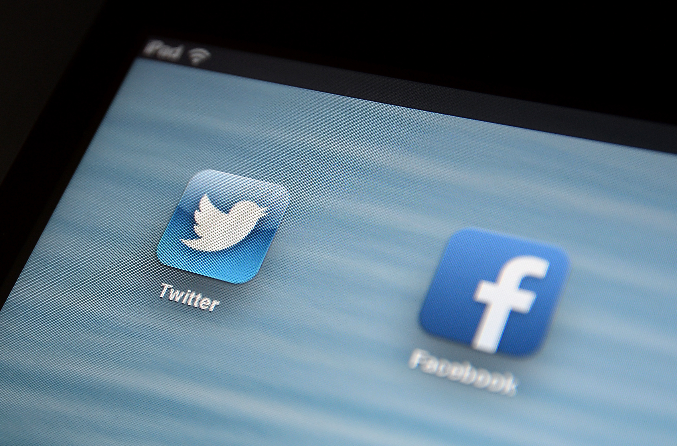 social media apps Twitter and Facebook