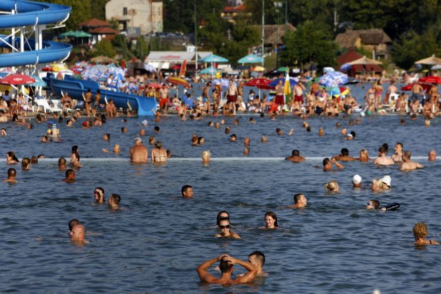 Crowds enjoy a cool-down in Bosnia. (AP)