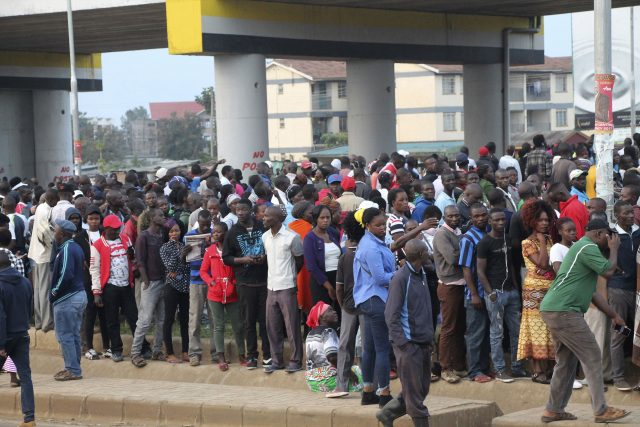 Kenyans queue at the polling station