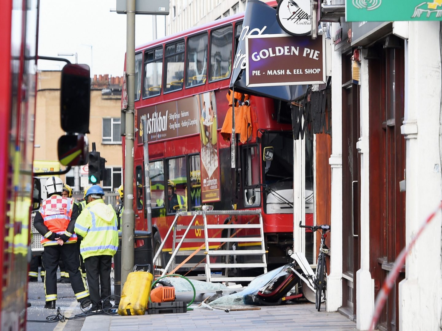 Into shop. На Северо-востоке Лондона двухэтажный автобус врезался в здание....
