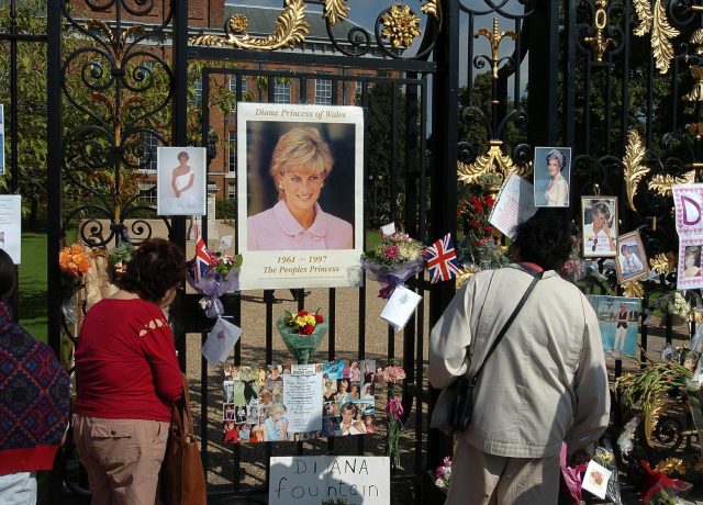 Public gather at the gates of Kensington Palace in 2007 (Michael Stephens/PA)