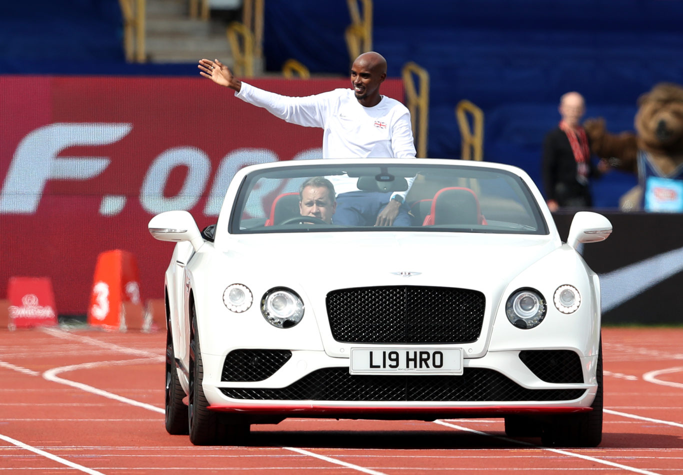 Mo Farah in a Bentley waving to the crowd( David Davies/PA)