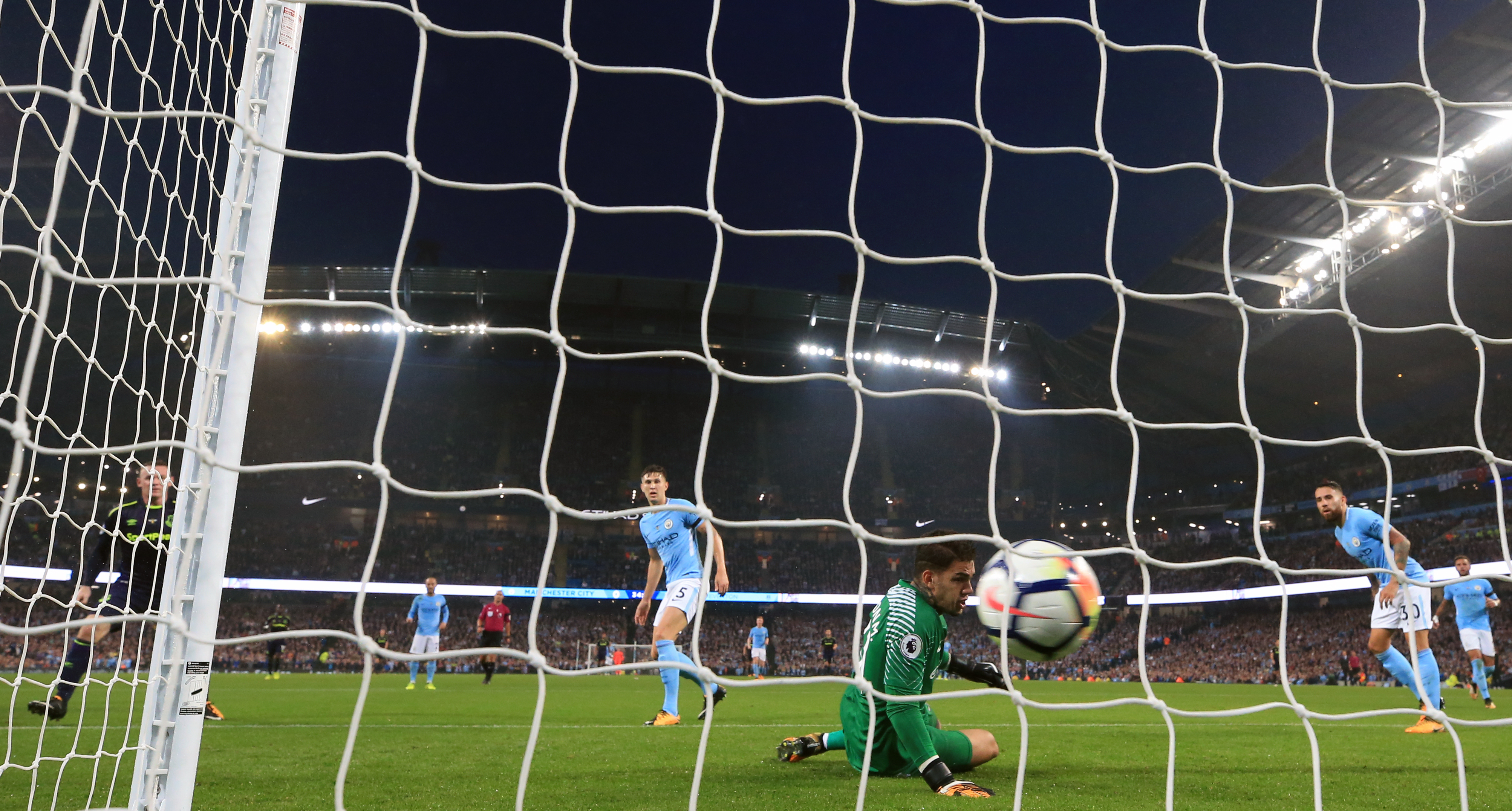 Wayne Rooney scores for Everton against Manchester City