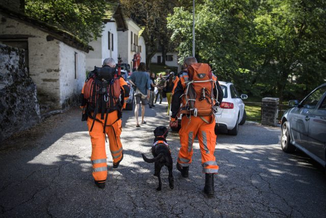 Search and rescue teams arrive in the village Bondo