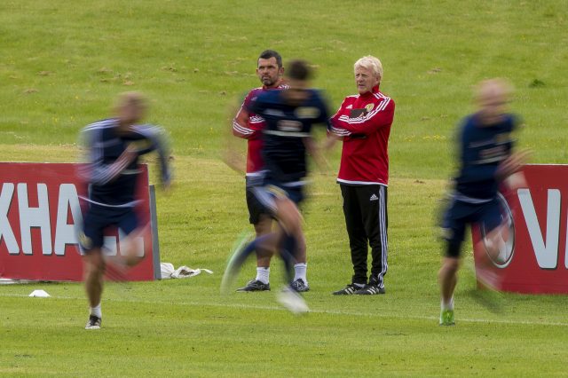 Gordon Strachan takes a training session