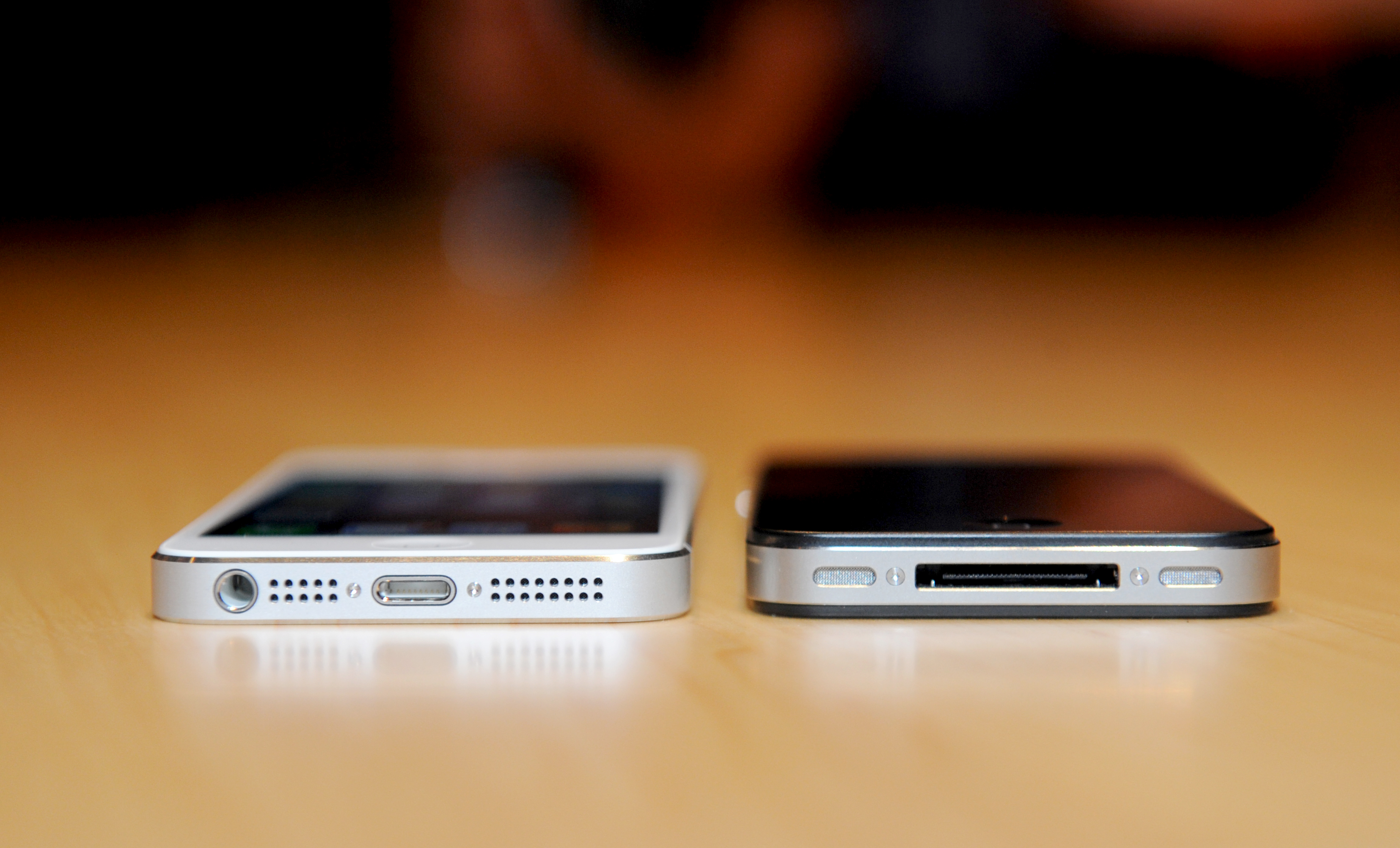 Applie iPhone 5 (left) and 4s (right)
