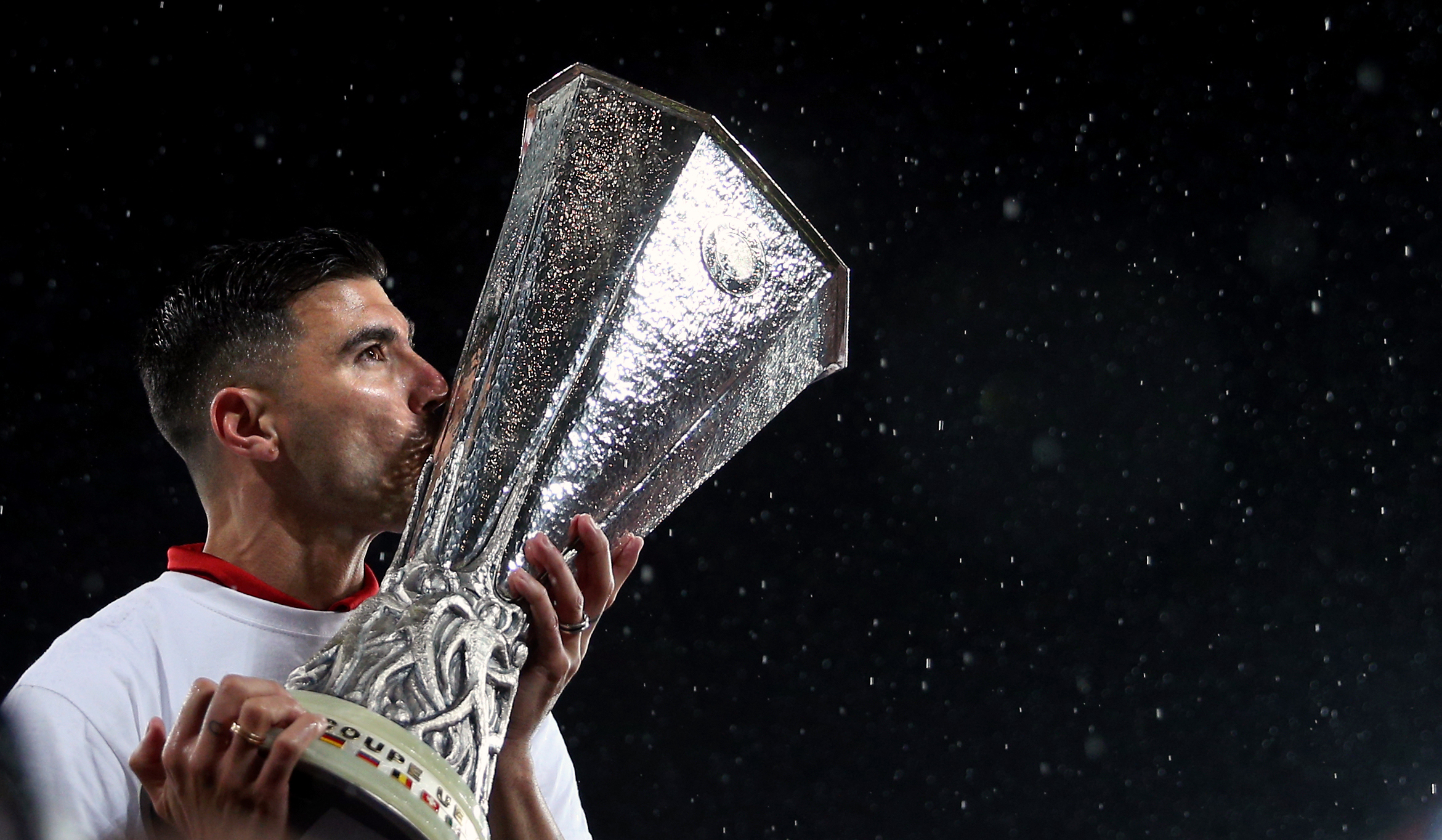 Jose Antonio Reyes holds the Europa League trophy