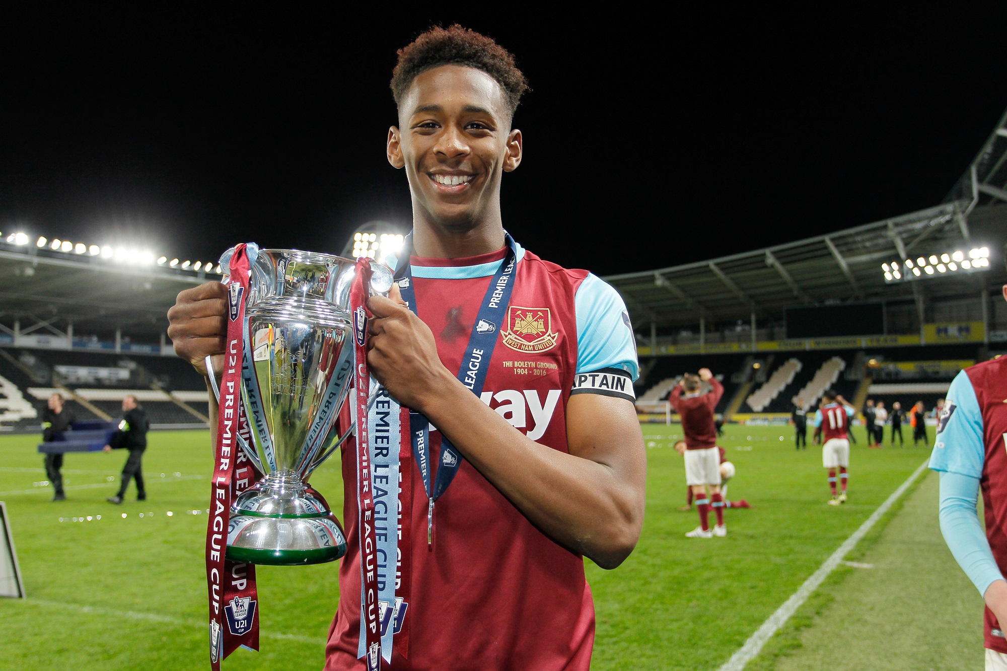 Reece Oxford celebrate winning the Premier League Cup with Werst Ham's Under-21s
