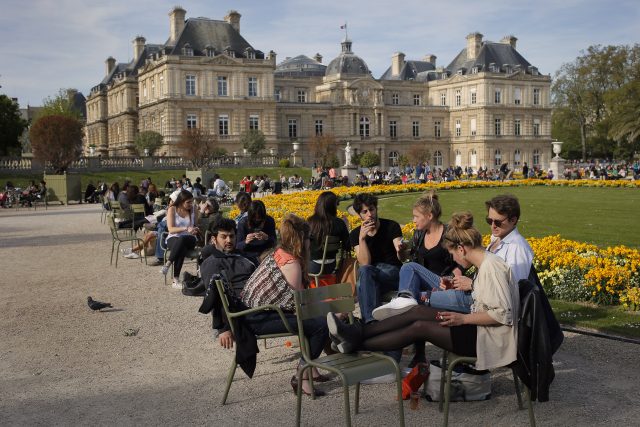 Parisians in the Luxembourg Garden next the French Senate. (AP)