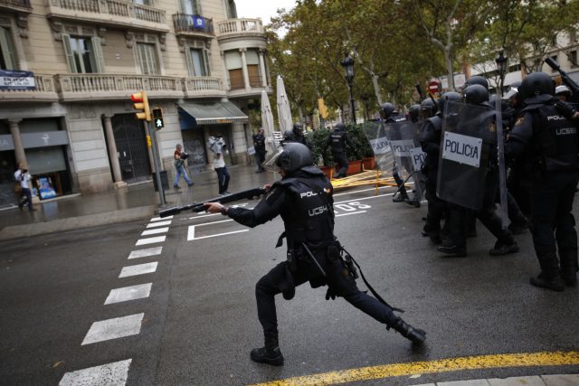 Spanish riot police shoots rubber bullet straight to people trying to reach a voting site 