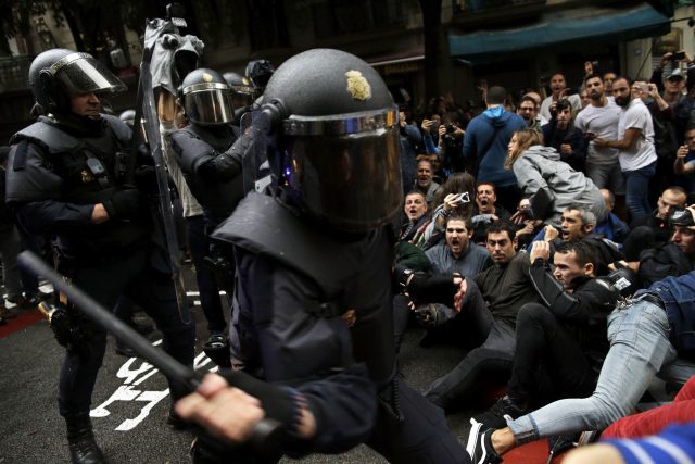 Spanish National Police tries to dislodge pro-referendum supporters