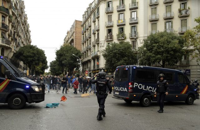 Spanish National Police face pro-referendum supporters 