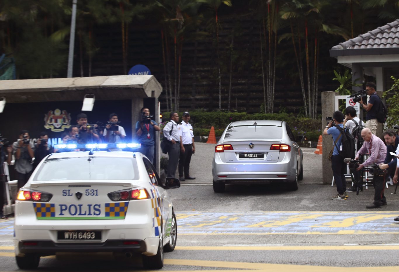 Police cars carrying Vietnamese suspect Doan Thi Huong and Indonesian suspect Siti Aisyah enter the Shah Alam court house at Shah Alam outside Kuala Lumpur (Daniel Chan/AP)