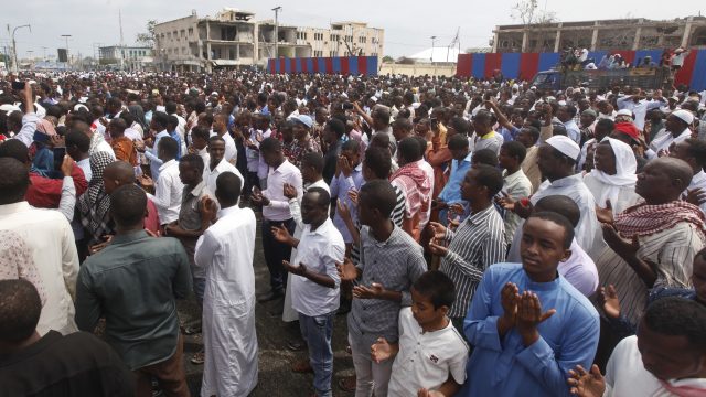 Thousands of Somalis gather to pray at the site of the country's deadliest attack and to mourn the hundreds of victims