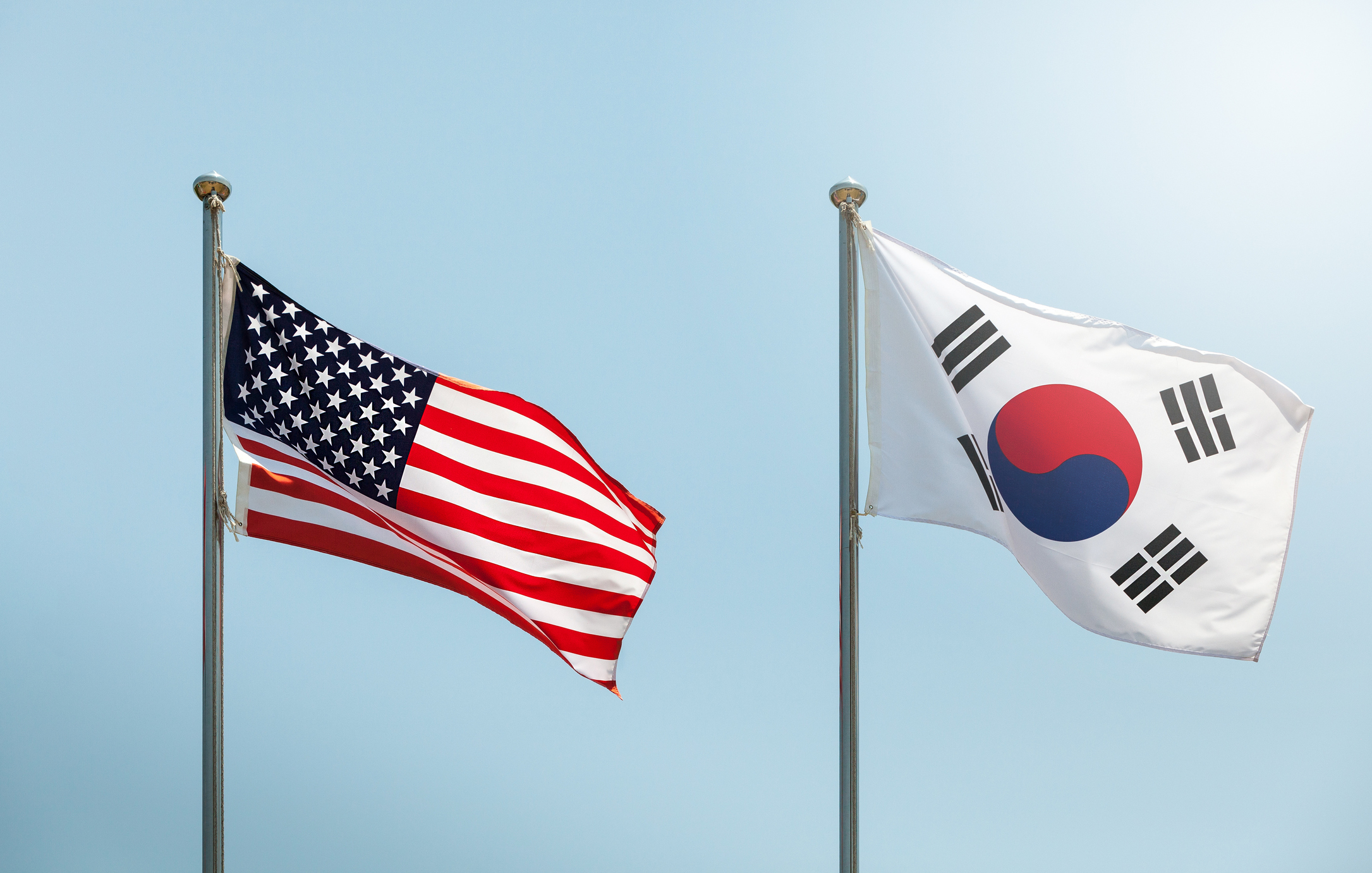 The US flag flies next to the South Korean flag (ByoungJoo/Getty Images)