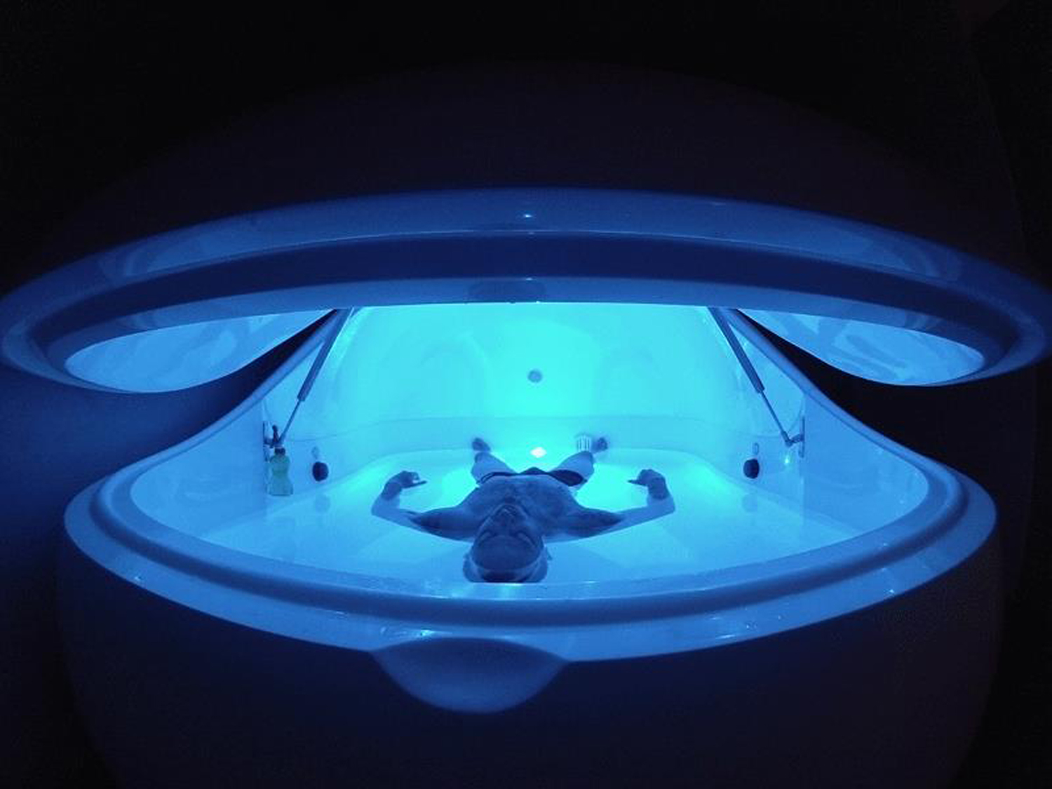 Man floating in a floatation tank (floatworks/pa)
