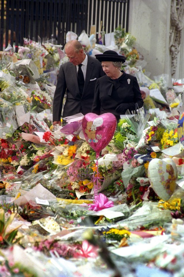 Viewing the floral tributes to Diana, Princess of Wales, at Buckingham Palace in 1997 (John Stillwell/PA)