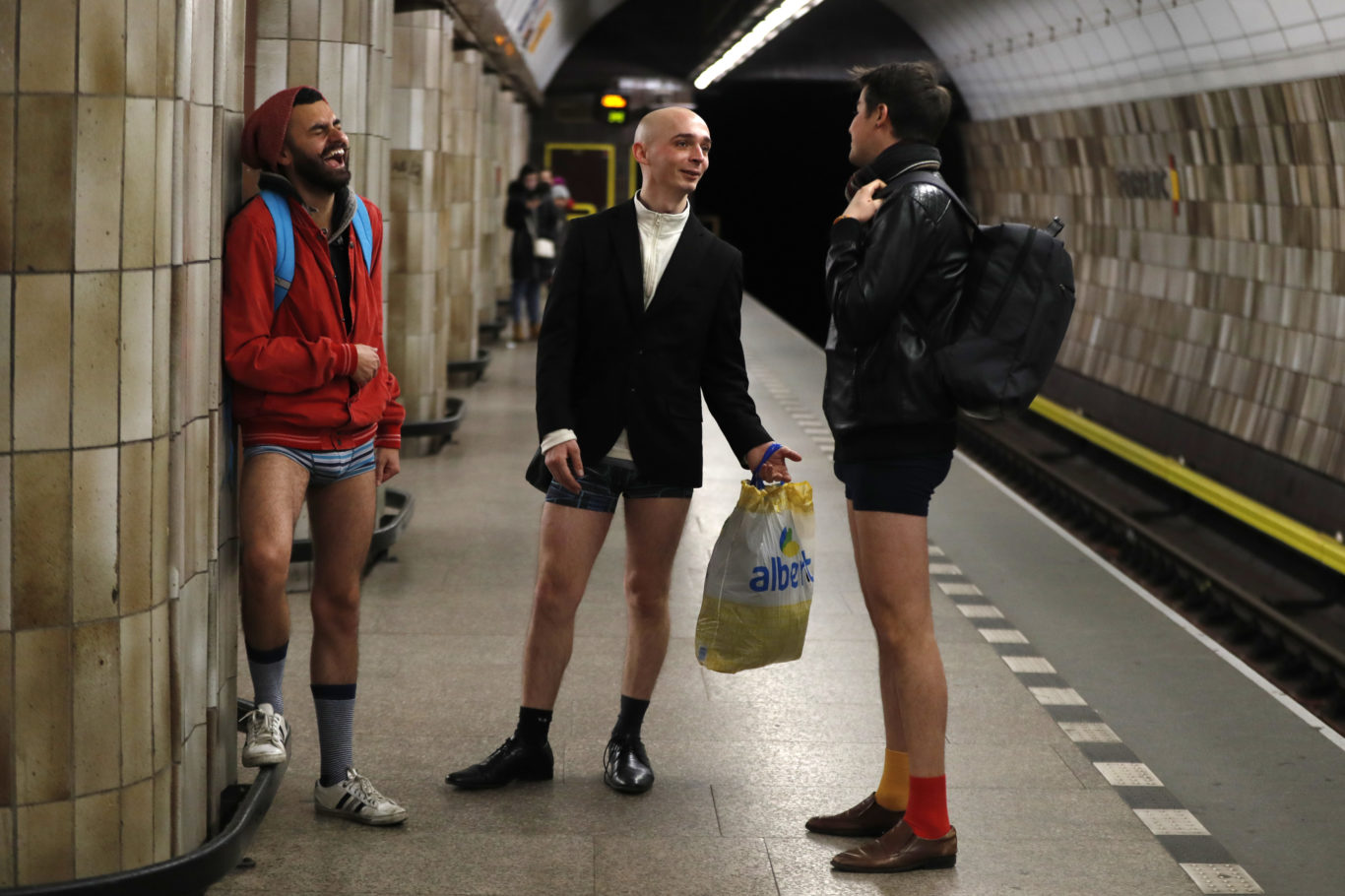 На улице без штанов. No Pants Subway Ride Москва. В метро без штанов. Люди в метро без штанов. Штаны без человека.