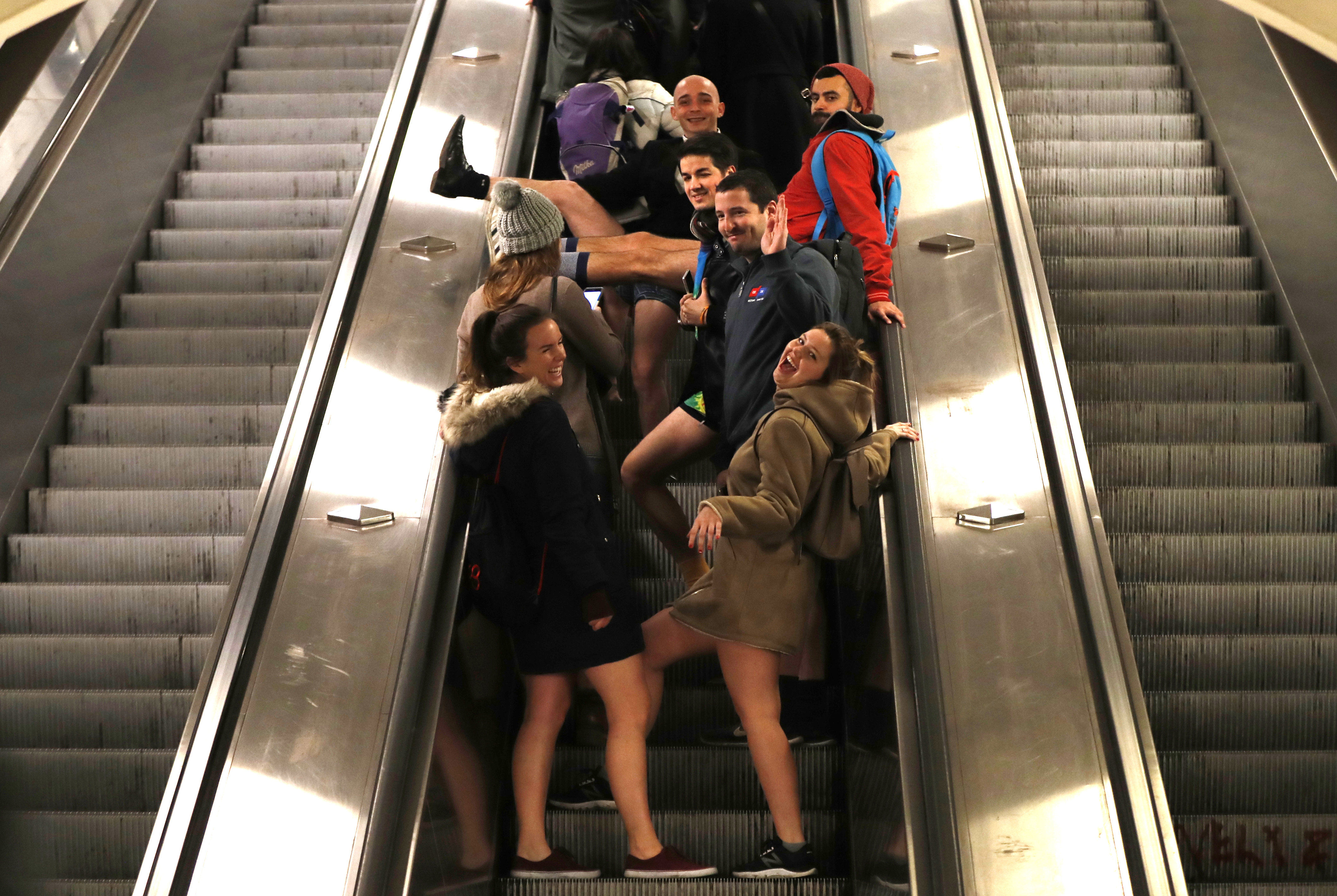 Новое сколько в метро. Люди в метро. Фотосессия на эскалаторе в метро. Люди спускаются в метро. Люди бегут в метро.