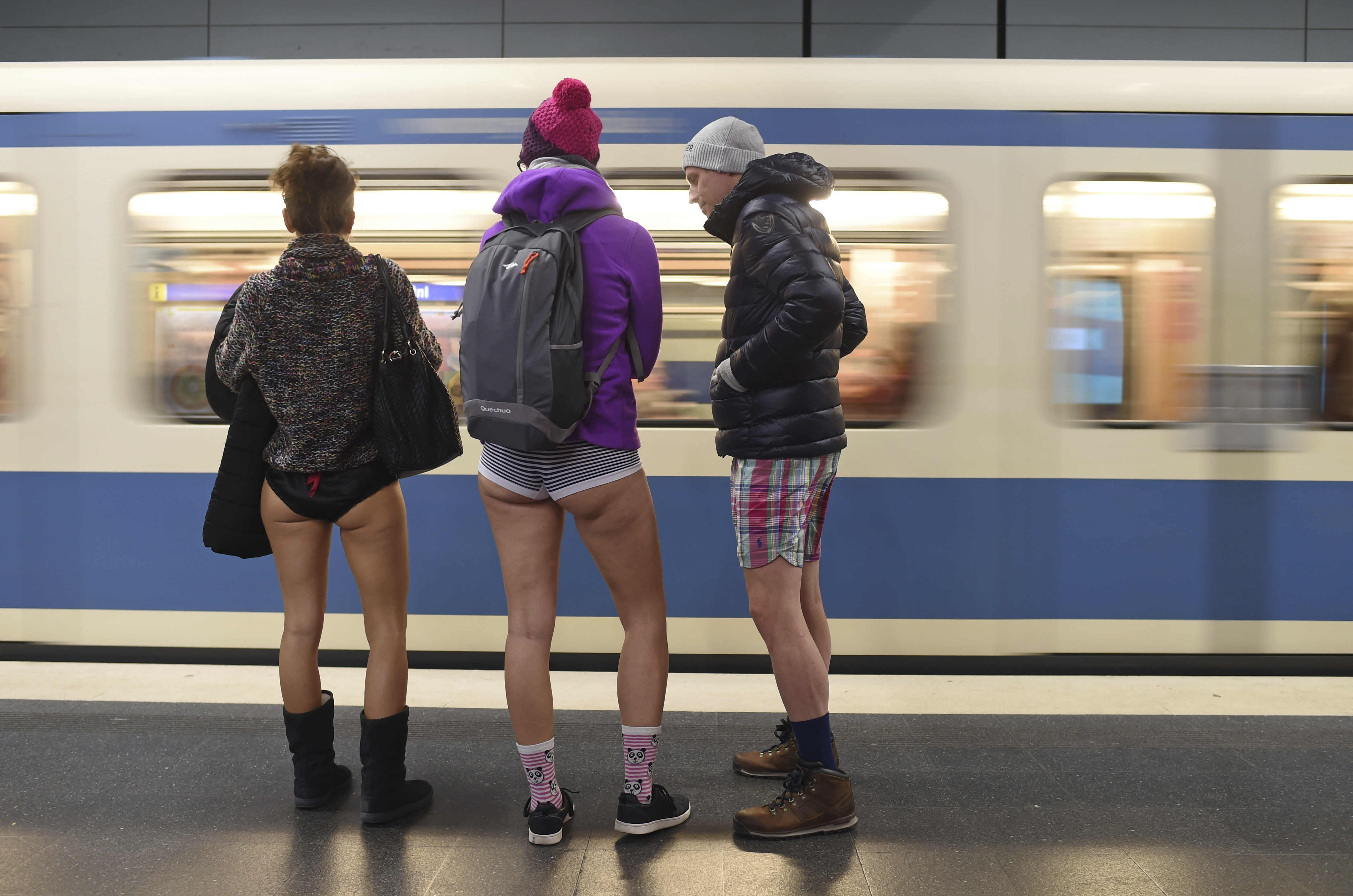 Без штанов без цензуры. No Pants Subway Ride Москва. No Pants Subway Ride 2020. Флешмоб в метро без штанов. Флешмоб в метро без штанов 2018.
