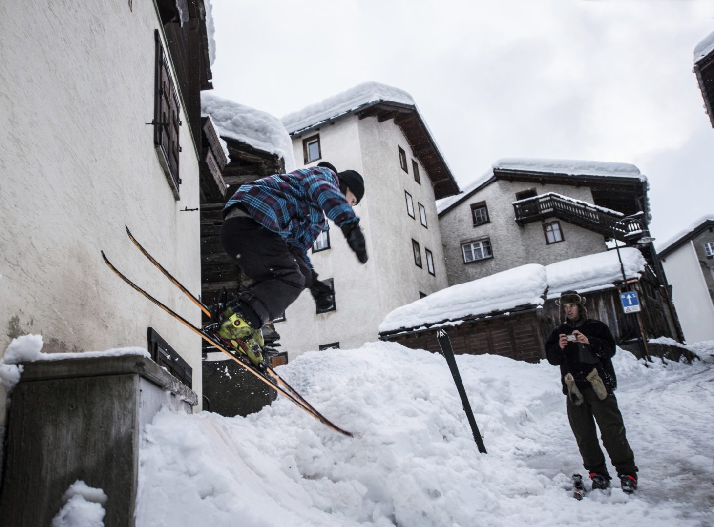 13,000 tourists stranded in Zermatt as heavy snow brings high avalanche