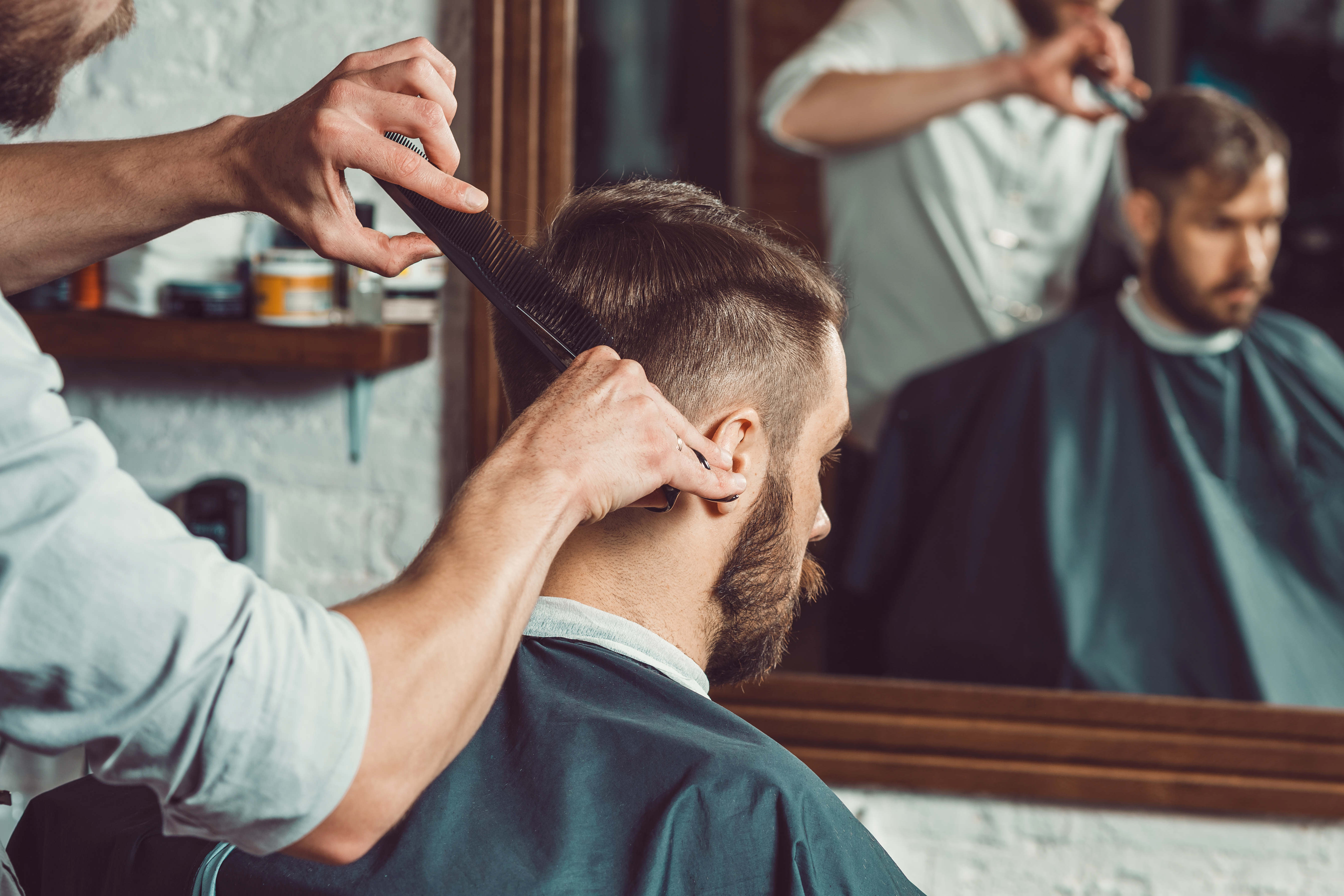 Hair cutting. Мужская стрижка в парикмахерской. Мужские стрижки барбершоп. Парикмахер мужик. Реклама парикмахера мужской мастер.