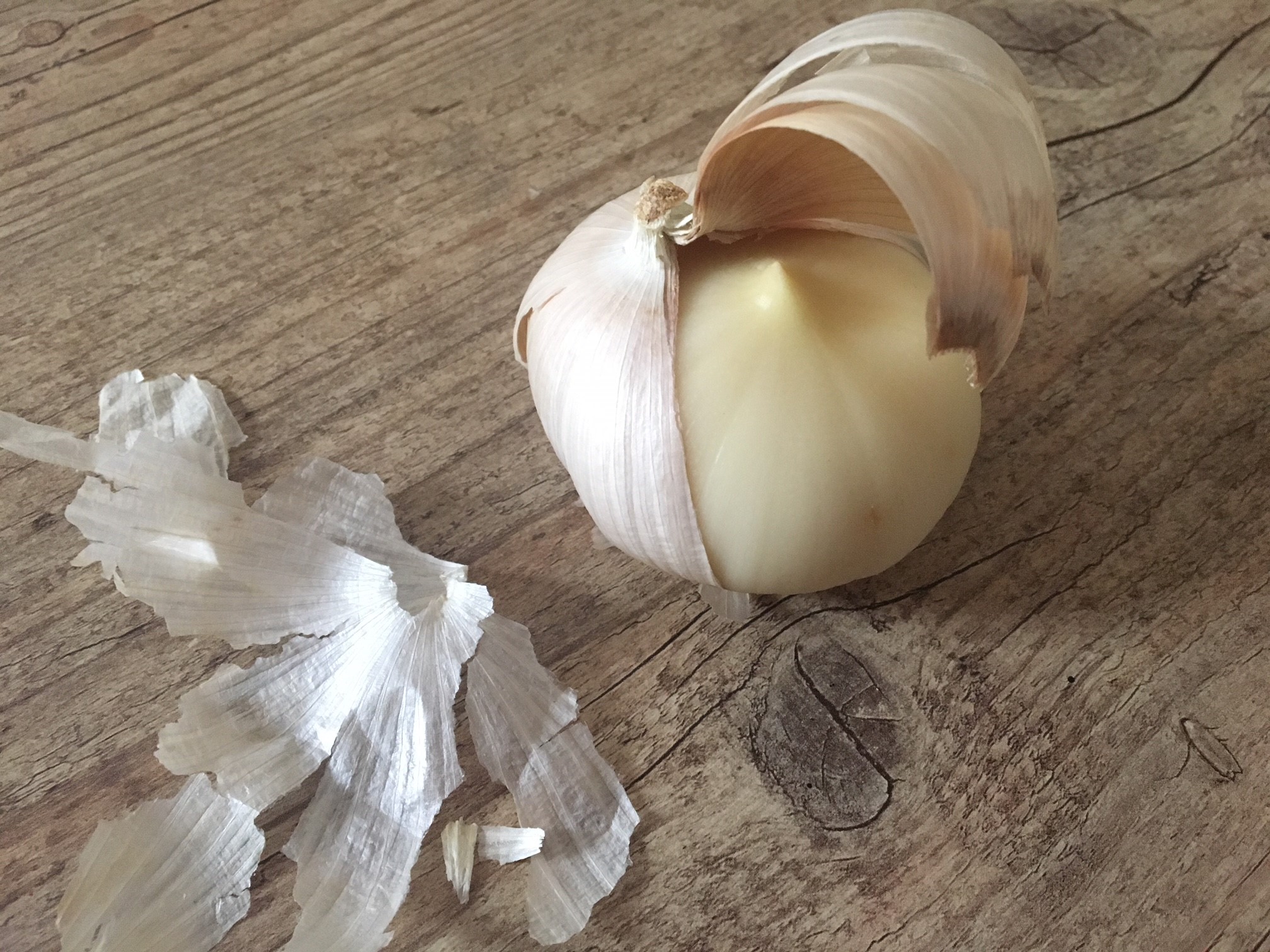 Peeled garlic