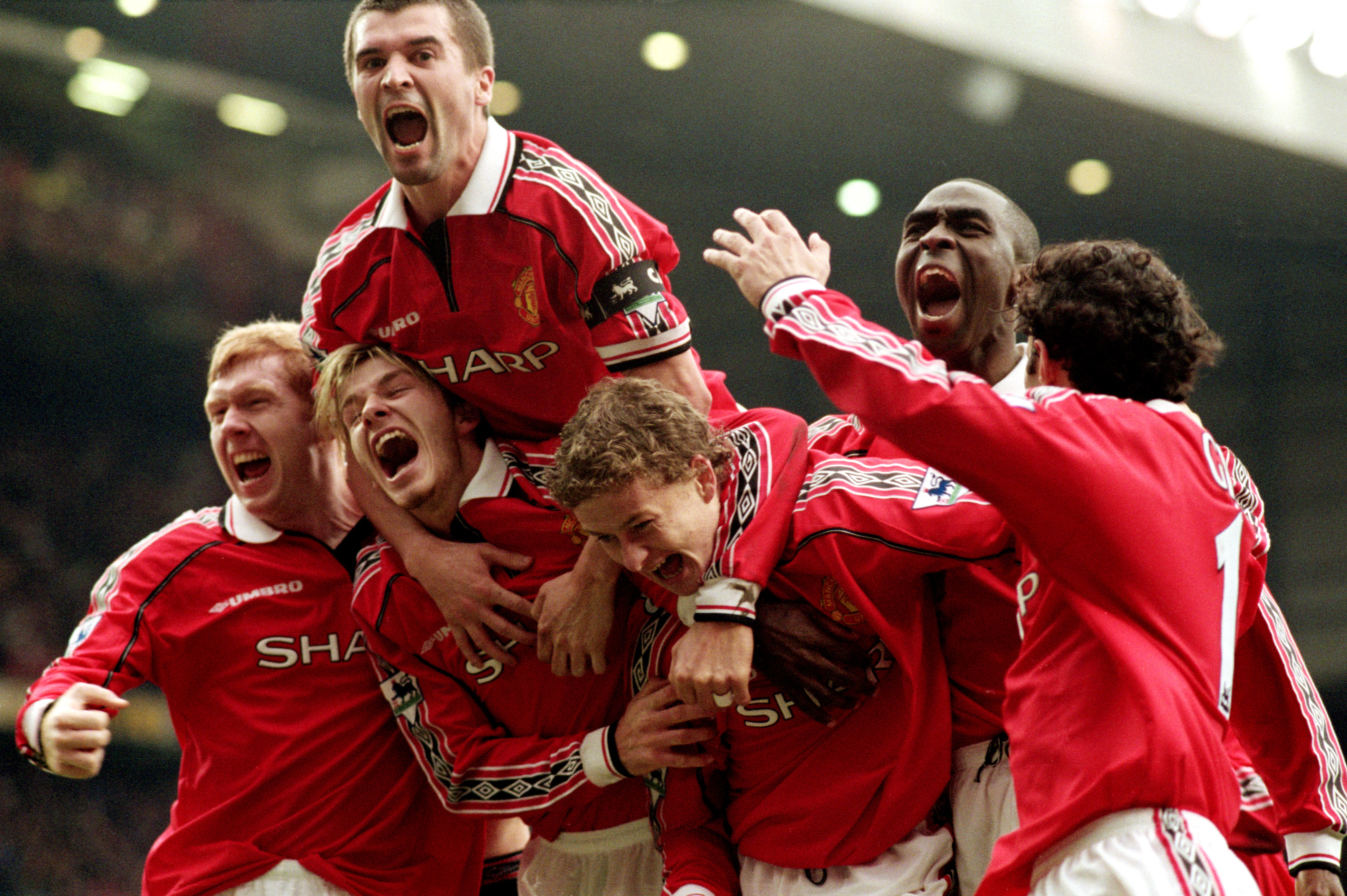 Manchester United's 1998/99 team celebrate