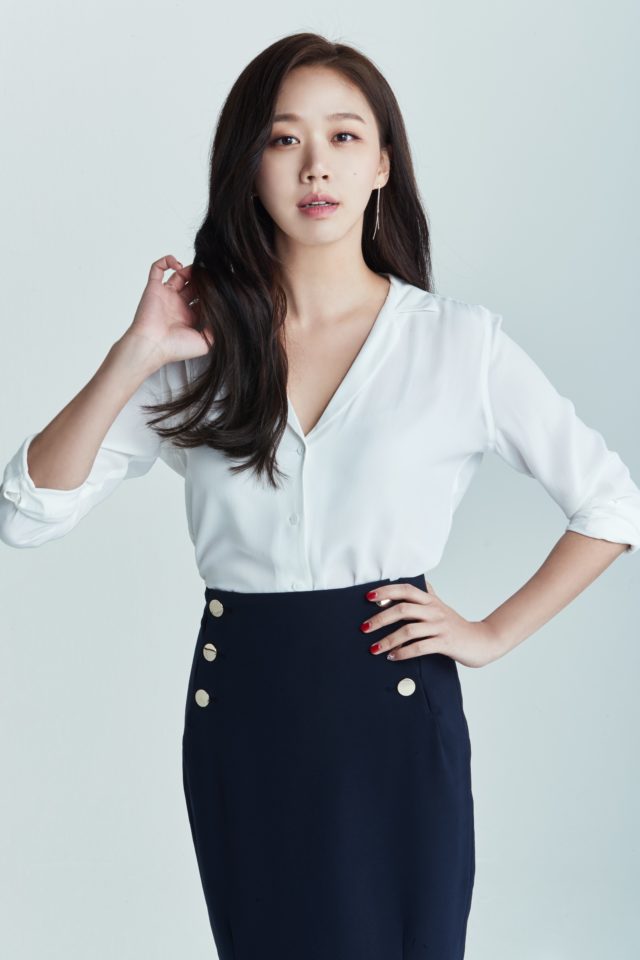 South Korean actress Ko Sung-hee will play Kim Ji-na based on Meghan Markle's character Rachel Zane.