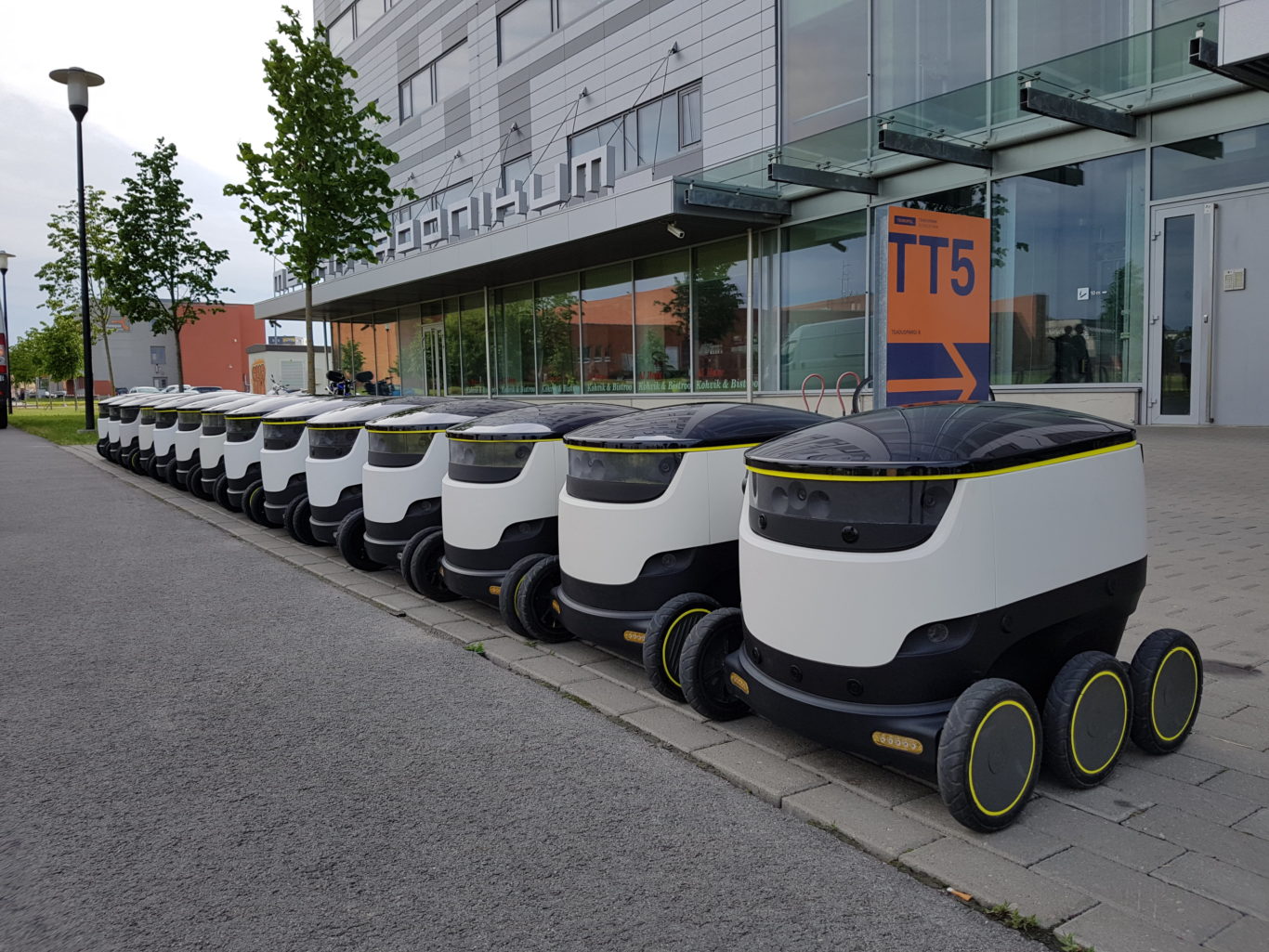 Autonomous robot firm Starship Technologies to launch 1,000 delivery ...