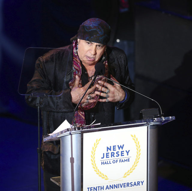 Steven Van Zandt thanks the audience